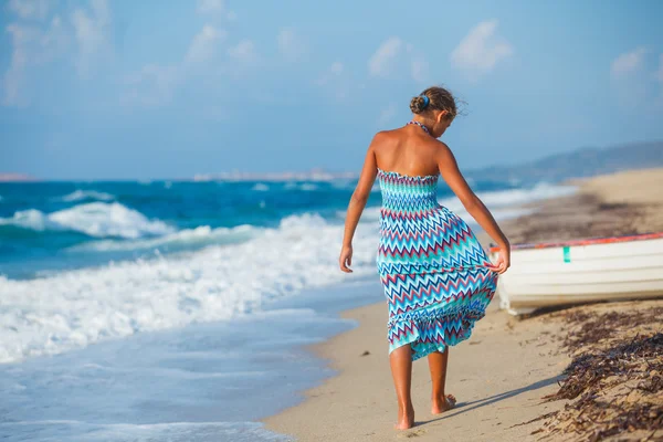 Jong meisje wandelen op het strand — Stockfoto