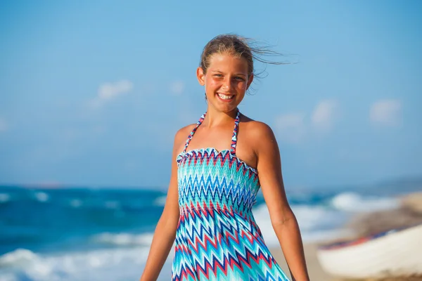 Giovane ragazza a piedi sulla spiaggia — Foto Stock