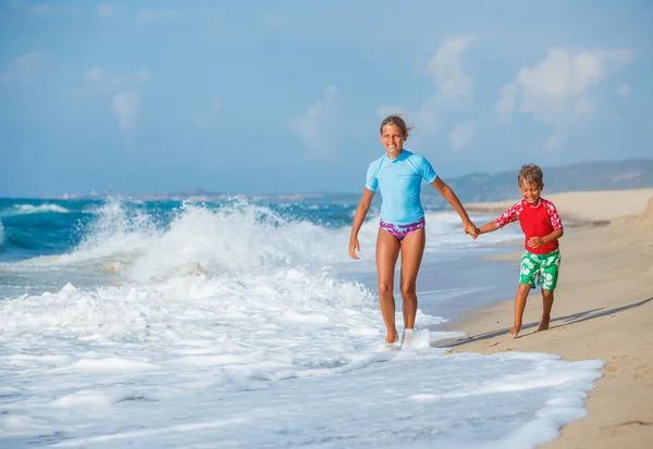 Barn kör på stranden — Stockfoto