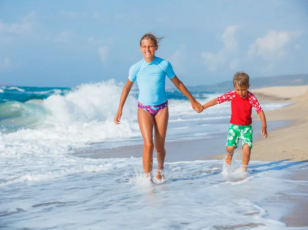 Kinderen lopen op strand — Stockfoto