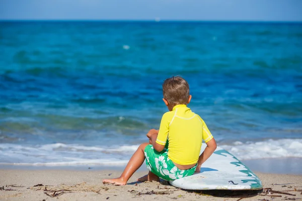 Junge mit Surfbrett — Stockfoto