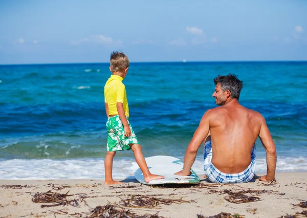 Pojke med far surfing — Stockfoto