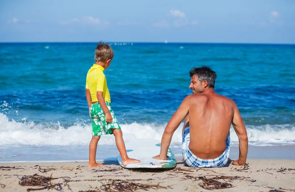 サーフィンの父を持つ少年 — ストック写真