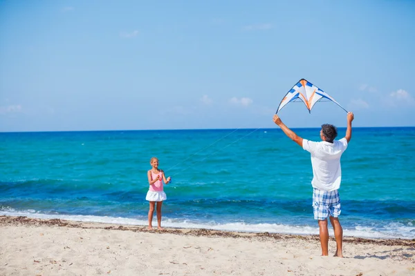 Meisje en vader met kite — Stockfoto