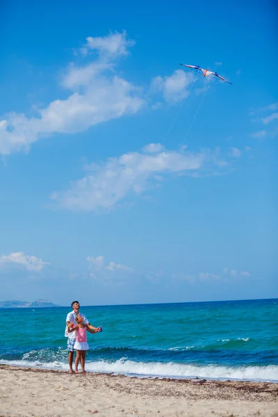 Chica y padre con cometa —  Fotos de Stock