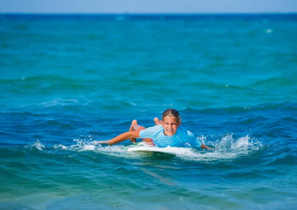 Ragazza con surf — Foto Stock