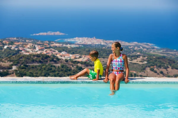 Kids at swimming pool — Stock Photo, Image