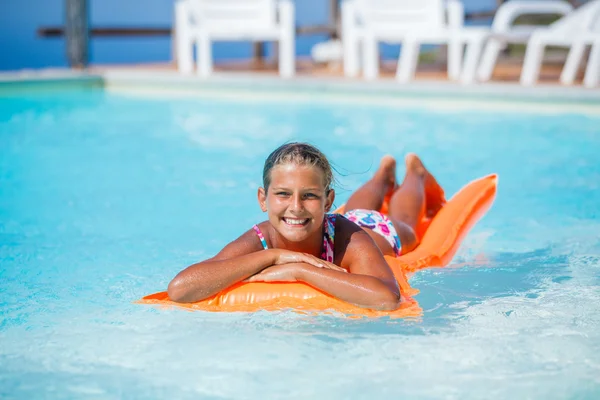 Chica en la piscina —  Fotos de Stock