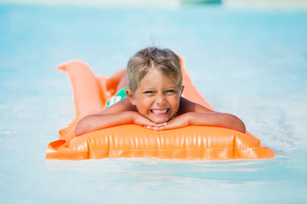 Garçon à la piscine — Photo