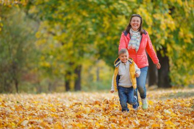 Çok güzel çocuk annesi sonbahar Park ile