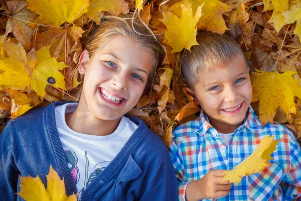 Bambini che giocano nel parco autunnale — Foto Stock