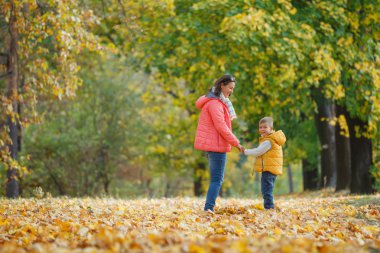 Çok güzel çocuk annesi sonbahar Park ile