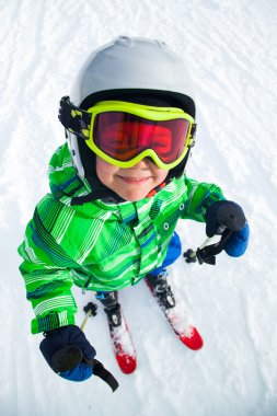 mutlu kayakçı çocuk.