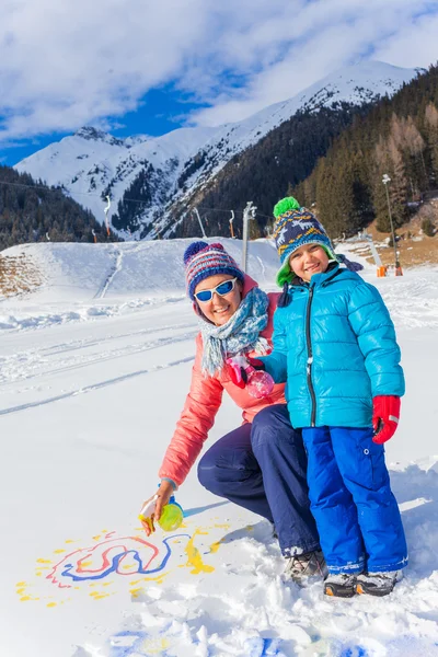 Familie platziert sich im Schnee — Stockfoto