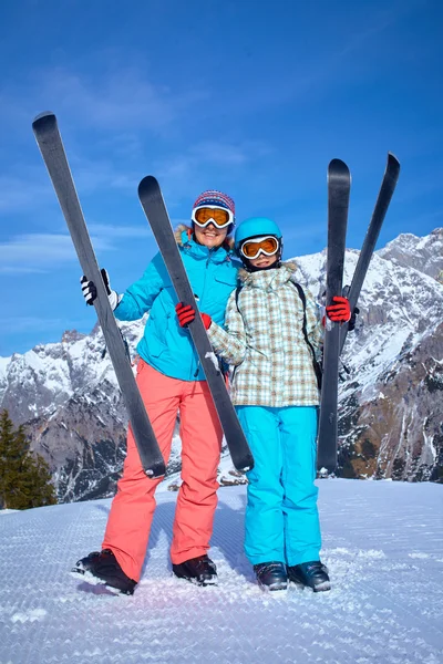 Лыжники наслаждаются зимними каникулами — стоковое фото