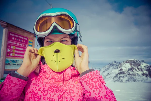 Ragazza sciatrice in località invernale — Foto Stock