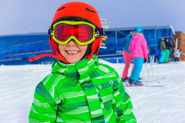 幸せなスキーヤーの少年. — ストック写真