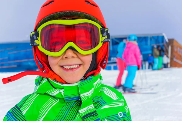 Mutlu kayakçı çocuk. — Stok fotoğraf