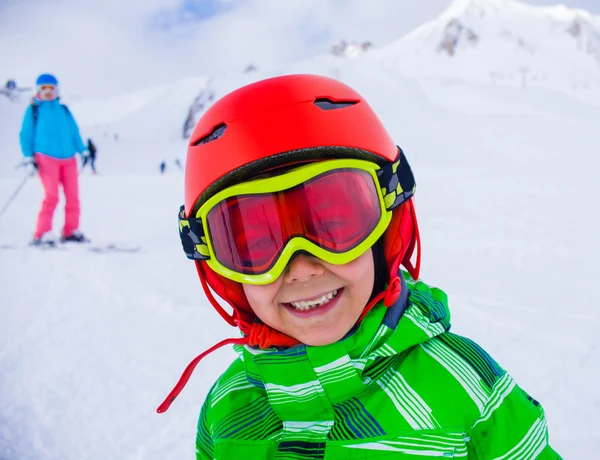 幸せなスキーヤーの少年. — ストック写真