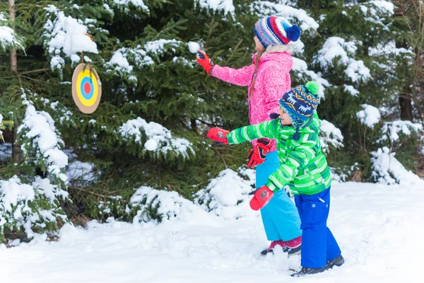 Barnen fiska i snön — Stockfoto