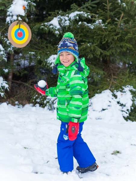 Chico jugando en la nieve — Foto de Stock