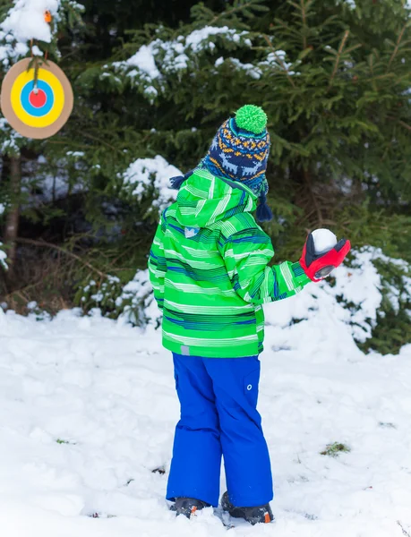 Junge spielt im Schnee — Stockfoto