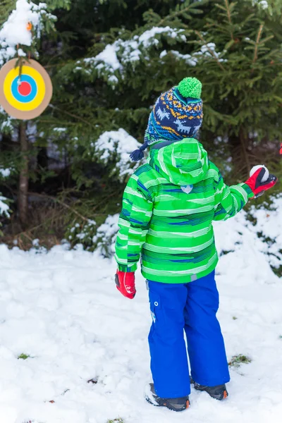 Junge spielt im Schnee — Stockfoto