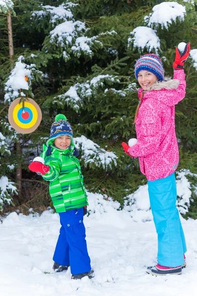 Barnen fiska i snön — Stockfoto