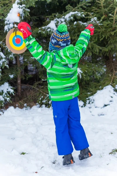 Junge spielt im Schnee — Stockfoto