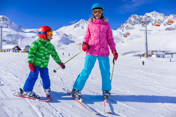 Jonge geitjes bij skiresort — Stockfoto