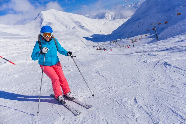 Femme sur le ski — Photo