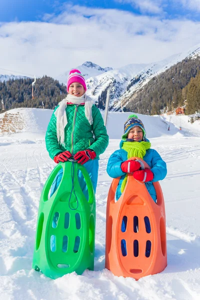 Happy kids sledding — Stock Photo, Image