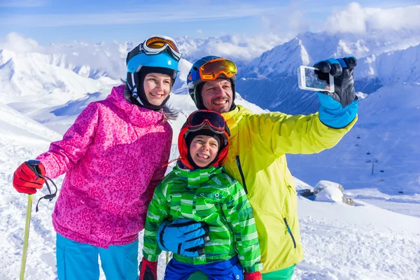 Op ski en gelukkige familie — Stockfoto