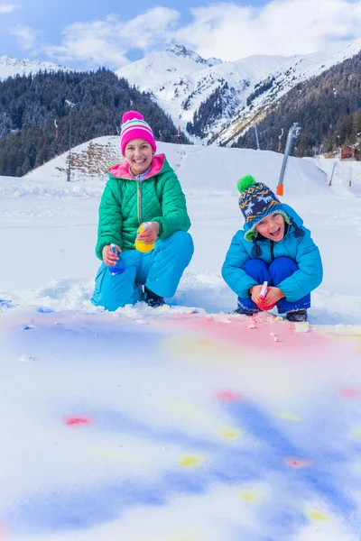 Plaing van de kinderen in de sneeuw — Stockfoto