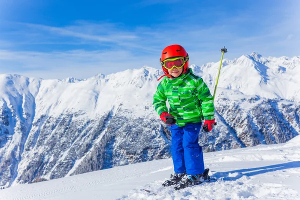 Gelukkig skiër jongen. — Stockfoto