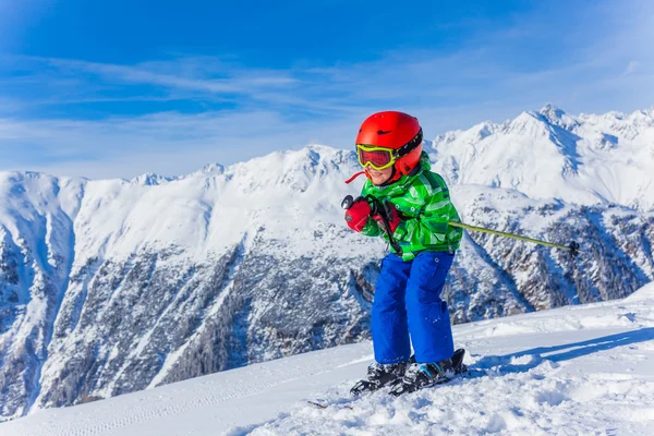 Niño esquiador feliz . — Foto de Stock