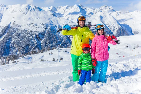 Op ski en gelukkige familie — Stockfoto