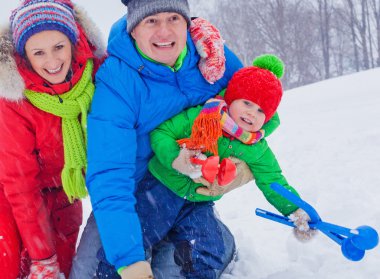 Karda eğlenmek aile