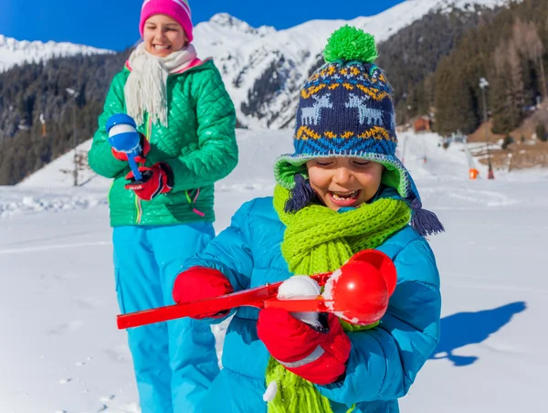 Bambini che giocano nella neve — Foto Stock