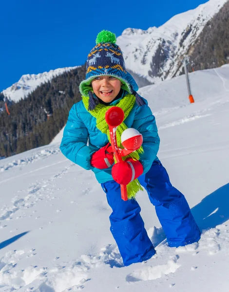 Garçon jouant dans la neige — Photo