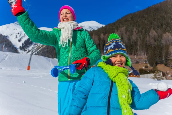 Niños trenzados en la nieve — Foto de Stock