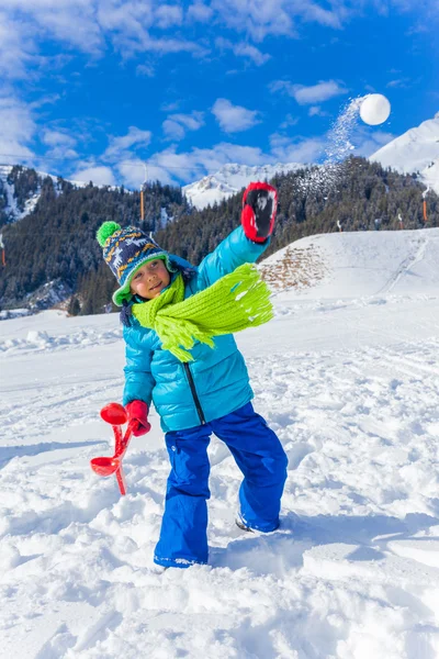 Junge spielt im Schnee — Stockfoto