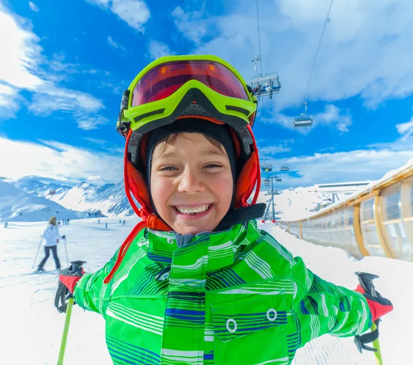 Gelukkig skiër jongen. — Stockfoto