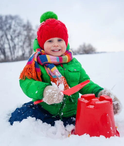 Pojke plaing i snön — Stockfoto