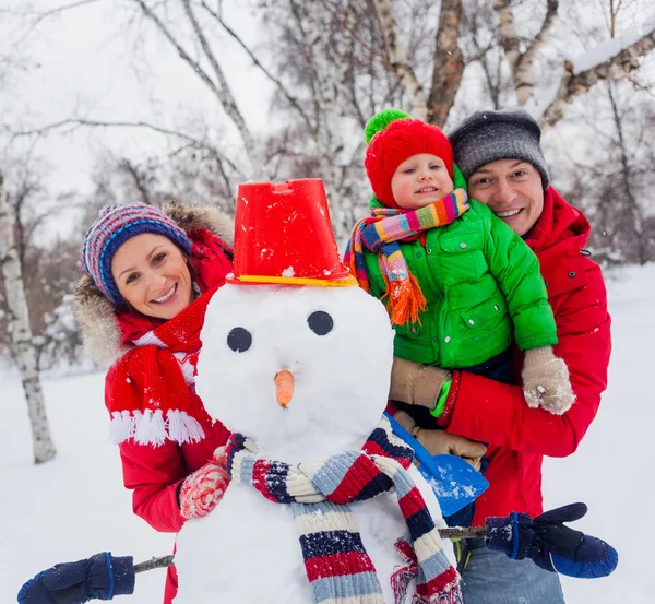 Семья со снеговиком — стоковое фото