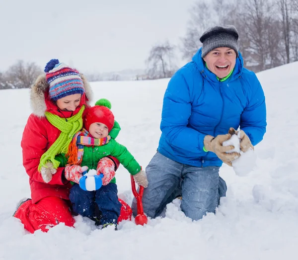 Familie plezier in de sneeuw — Stockfoto