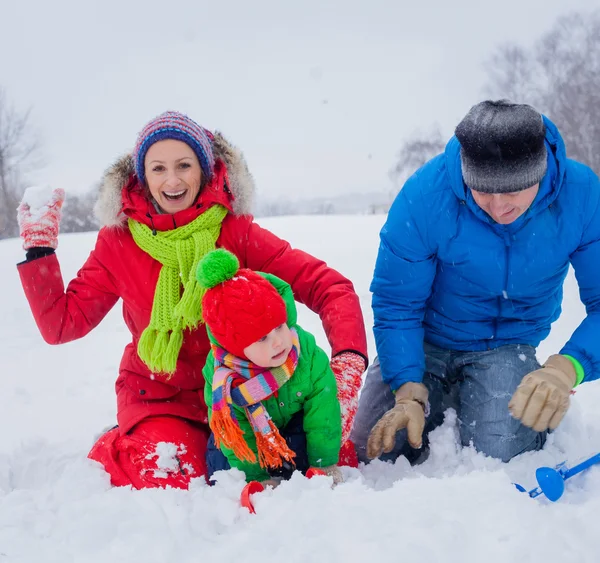 Семья веселится в снегу — стоковое фото