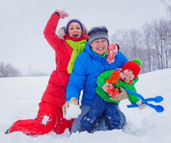 Família se divertindo na neve — Fotografia de Stock