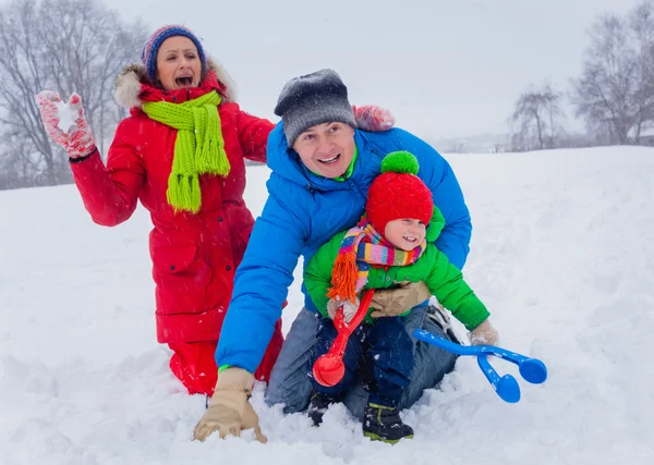 Familia divirtiéndose en nieve — Foto de Stock