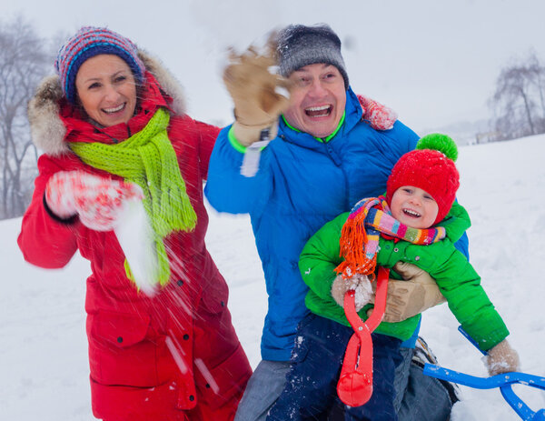 Семья веселится в снегу
